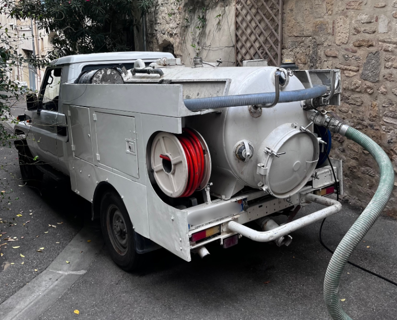 Intervention de vidange de bac à graisse à Bezouce proche de Poulx : un entretien essentiel pour garantir la propreté, l’hygiène et le bon fonctionnement des installations de cuisine.