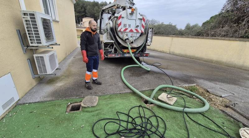 Intervention rapide de Delta Assainissement à Beaucaire, dans le Gard, proche de Bezouce, pour la vidange de fosse septique chez un particulier. Les techniciens ont effectué le pompage, le nettoyage et la vérification des drains, constatant la nécessité d