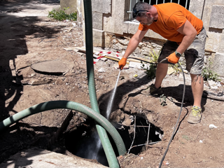 Fosse septique vidangée à Beaucaire proche de La Moulinelle : nettoyage haute pression pour une fosse parfaitement entretenue.