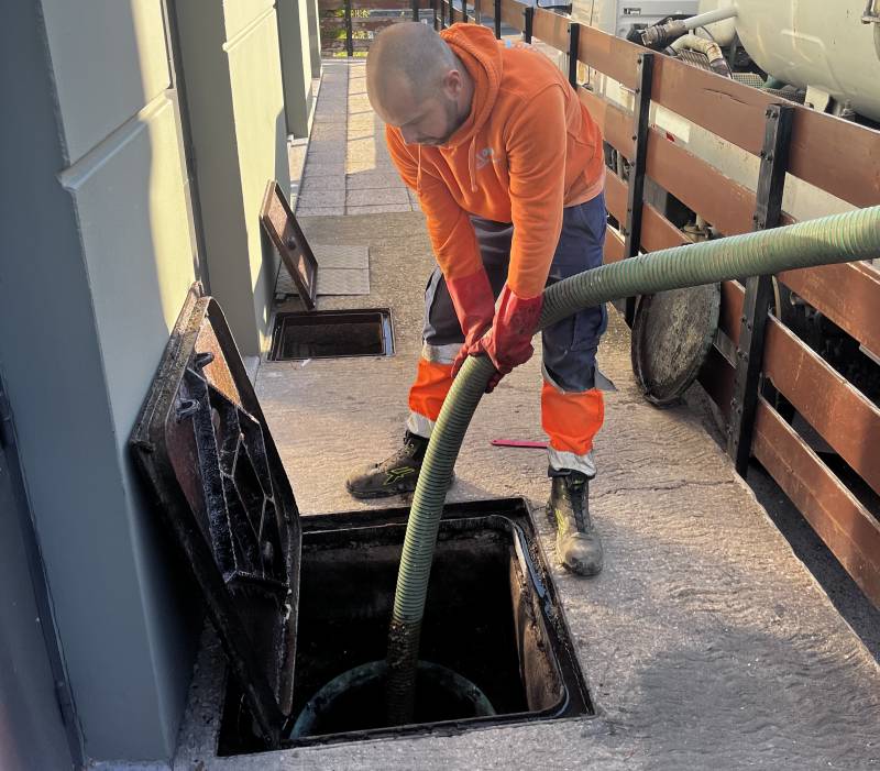 Vidange de bac à graisse effectuée à Manduel proche de Caissargues par Delta Assainissement, pour assurer un écoulement fluide et conforme du réseau d’évacuation des eaux usées.