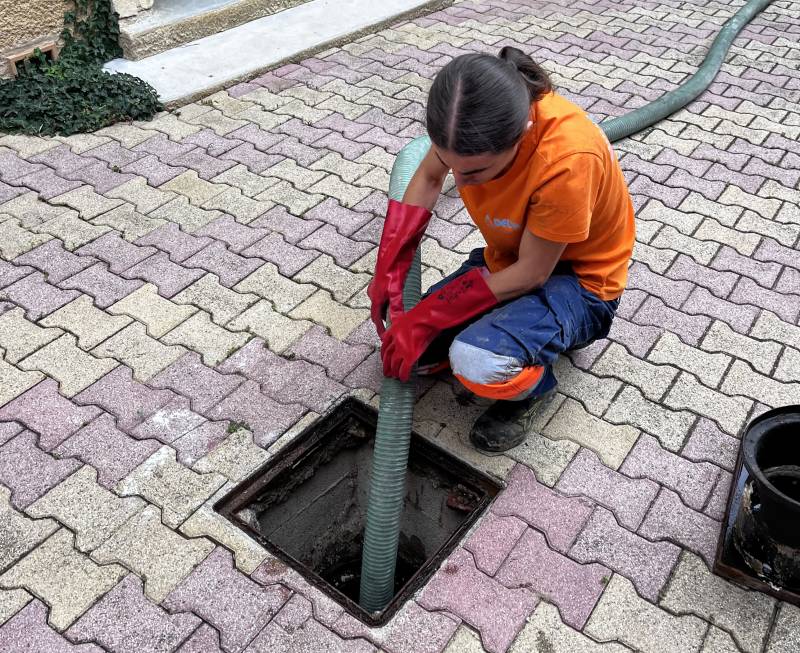 Entretien et nettoyage de bac à graisse à Garons, proche de Saint-Gilles : Delta Assainissement assure un service complet pour préserver vos installations d’assainissement. 