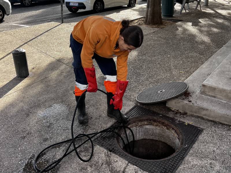 Curage de canalisation d’eaux usées en centre-ville de Nîmes avoisinant Bernis, réalisé par Delta Assainissement pour le compte d’un syndic de copropriété.