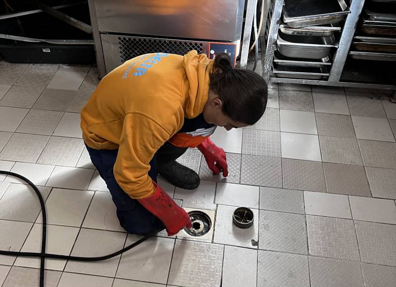 Curage de siphons de sol à Arles, proche de Fourques : une intervention réussie pour assurer l’hygiène et le bon écoulement des eaux usées dans un restaurant.