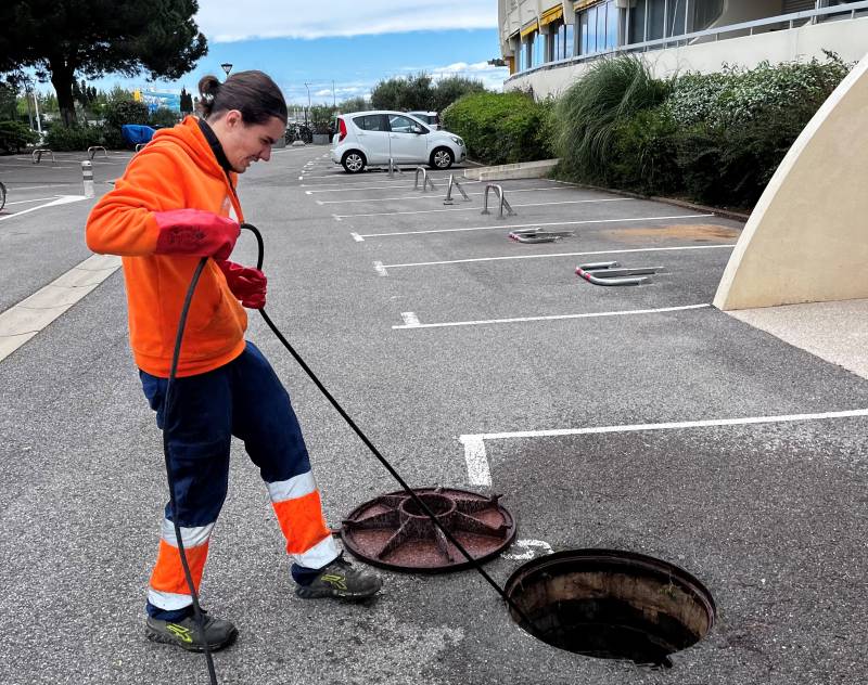 Curage de réseau eaux usées à Uzès, près de Saint-Quentin-la-Poterie : extraction de graisses, cailloux et déchets pour une résidence.