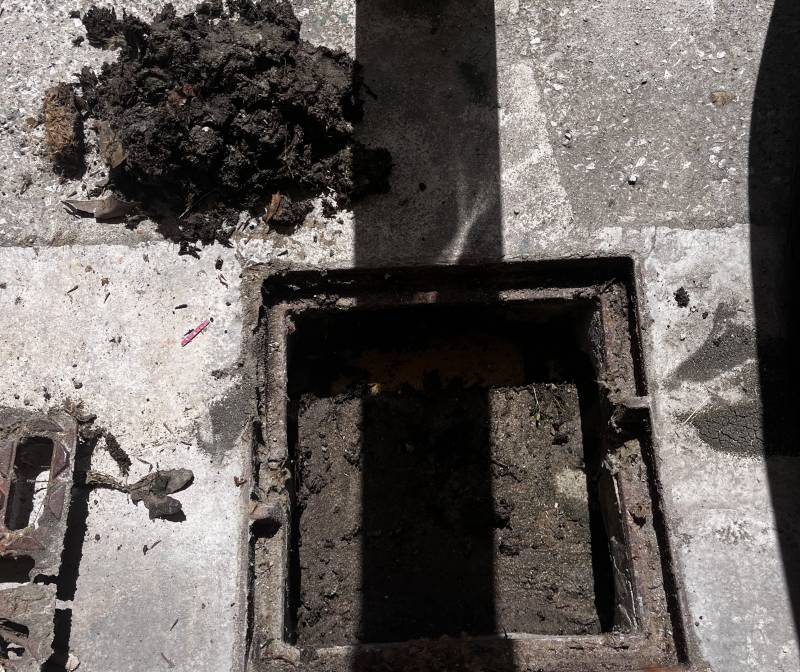 Intervention Delta Assainissement à Marsillargues proche d’Aigues-Mortes : élimination de la terre dans les canalisations pluviales.