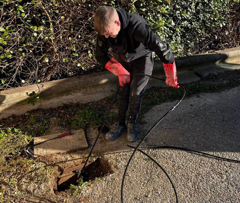 Intervention de débouchage d'urgence à Saint-Gilles, proche de Beauvoisin. Nos techniciens utilisent une haute pression d'eau pour un débouchage efficace.