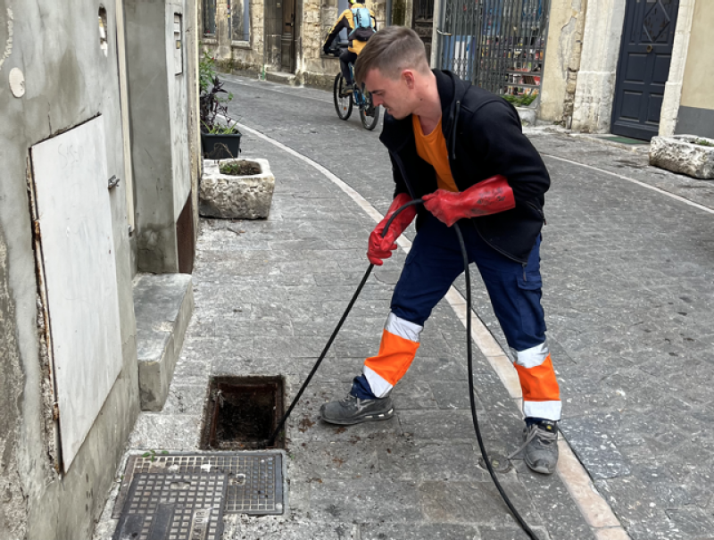 Débouchage d’appartement à Arles proche de Fourques : extraction de lingettes et torchons microfibres responsables du bouchon.