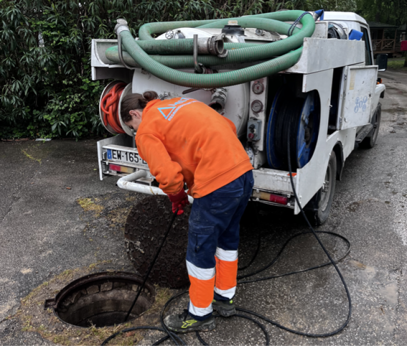 Débouchage du réseau d’eaux usées à Uzes proche de Montaren-et-Saint-Médiers : intervention rapide de Delta Assainissement pour éliminer les mauvaises odeurs et rétablir l’activité des commerçants dans la zone commerciale et touristique.