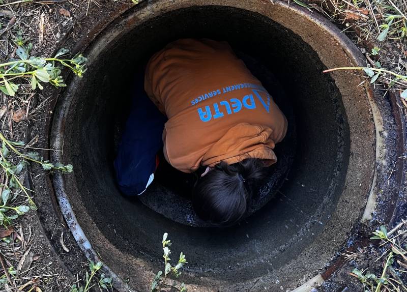Débouchage professionnel d’un regard extérieur à Redessan, à proximité de Rodilhan, pour éliminer les déchets accumulés et restaurer l’écoulement des eaux usées.