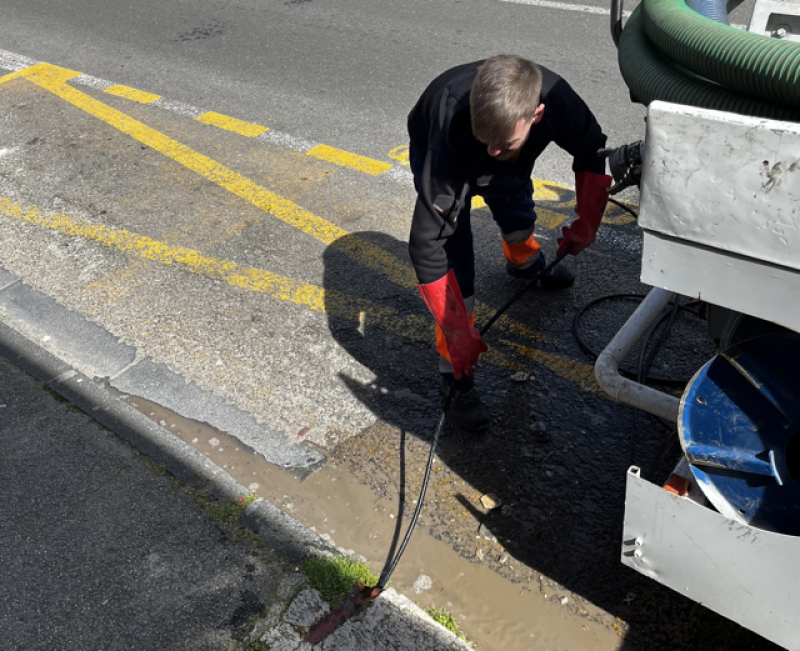 Débouchage de la cour derrière un commerce à Arles proche de Saint-Martin-de-Crau : extraction de tartre et gravier pour restaurer l’écoulement des eaux.