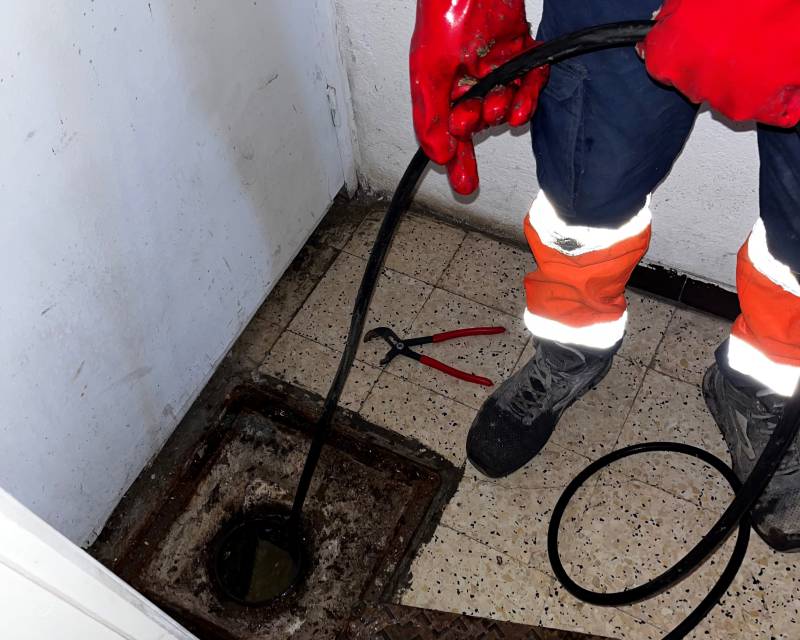 Intervention rapide de débouchage à Nîmes, proche de Beaucaire. Nos techniciens utilisent une haute pression d'eau et une buse inversée pour éliminer efficacement les bouchons dans les restaurants.