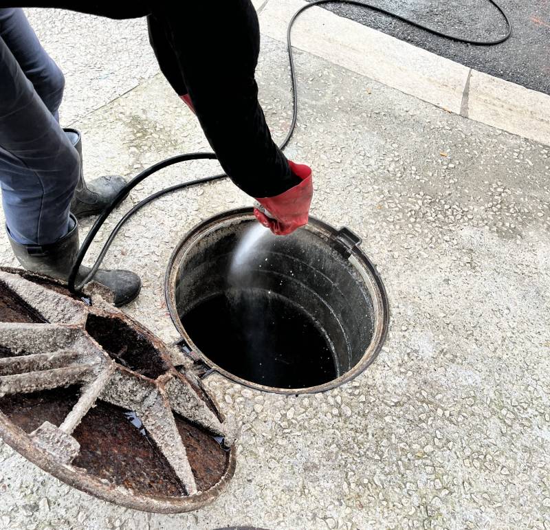 Débouchage d’urgence à Nîmes proche de Montpellier : Intervention rapide pour éliminer des blocs de graisse, des lingettes et un ustensile dans les canalisations d’un restaurant.