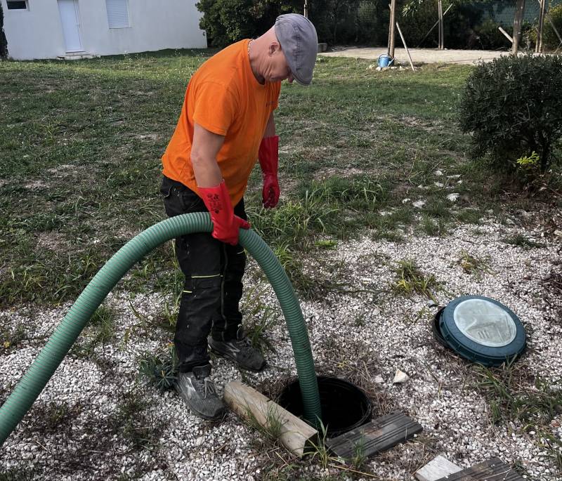 Notre équipe intervient à Nîmes, tout près de Caissargues, pour la vidange professionnelle d'une fosse septique en garantissant propreté et sécurité.