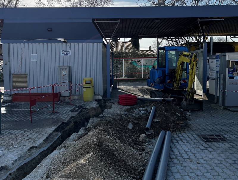 Nîmes, proche de Montpellier : déviation des eaux pluviales de la toiture vers une grille pluviale sur le parking, avec pose de gaines pour alimentations électriques et tuyaux d’air.