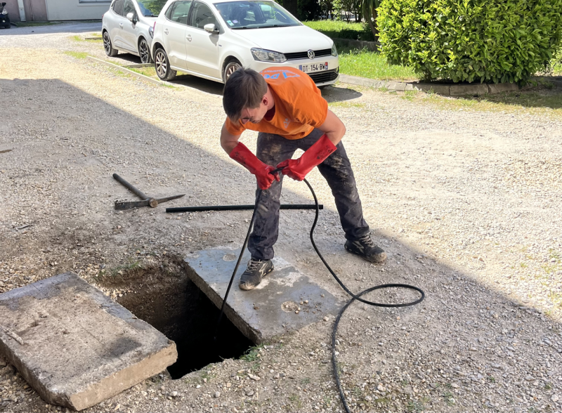 Débouchage urgent d’un immeuble à Nîmes proche de Bouillargues suite à une importante accumulation de graisse dans la canalisation collective de la résidence