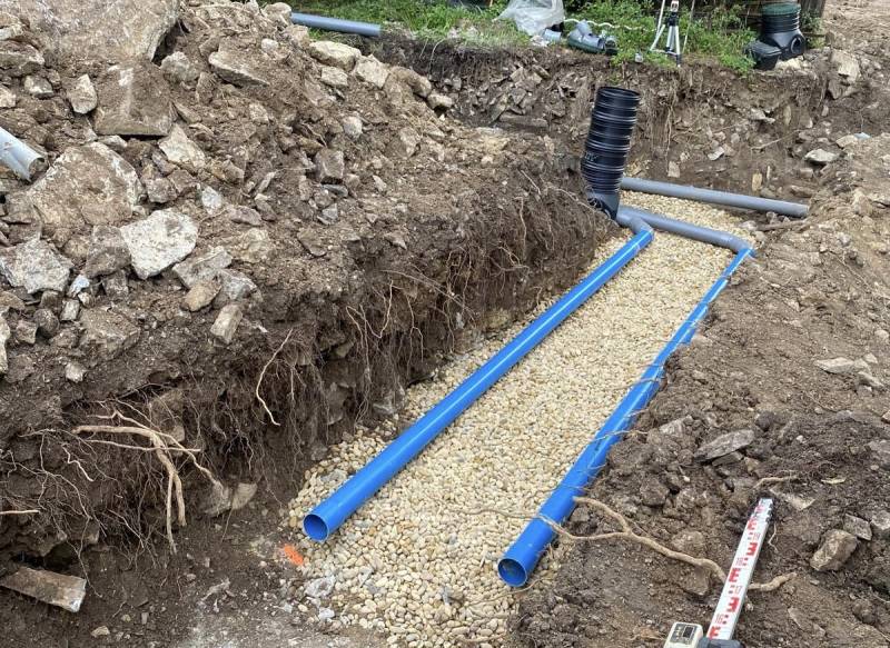 Pose de drains à Nîmes près d'Alès : Intervention complète pour un système de drainage efficace et durable, traçage de tranchées, pose des installations.