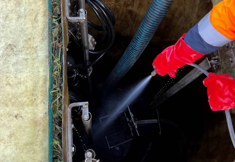 Inspection de poste de relevage au Grau du Roi proche de Port-Camargue : Vérification de l'état de la pompe.